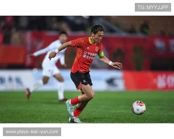 辽宁铁人邦本宜裕边路渗透助攻前锋：攻防一体，足球魅力尽展